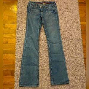 Low waisted flare women’s blue jeans, real pockets, great condition, 3L